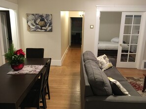 2 bedrooms, in-room safe, iron/ironing board, travel crib - Sunny Family Friendly 2 Bd1 Ba Sleeps 6, Safe, Fun & Walkable Grand Lake Oakland (Oakland)