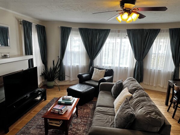 Smart TV, video games, DVD player, books - Sunny Family Friendly 2 Bd1 Ba Sleeps 6, Safe, Fun & Walkable Grand Lake Oakland (Oakland)