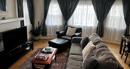 Sunny Family Friendly 2 Bd1 Ba Sleeps 6, Safe, Fun & Walkable Grand Lake Oakland