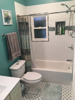 Combined shower/bathtub, hair dryer, towels, soap