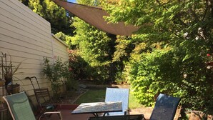 A patio with outdoor furniture, a table, and chairs. - Sunny Family Friendly 2 Bd1 Ba Sleeps 6, Safe, Fun & Walkable Grand Lake Oakland (Oakland)