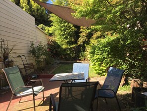 Outdoor dining - Sunny Family Friendly 2 Bd1 Ba Sleeps 6, Safe, Fun & Walkable Grand Lake Oakland (Oakland)