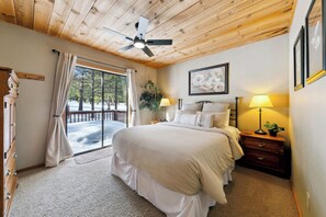 4 soverom, skrivebord, strykejern/-brett og reiseseng for barn