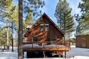 Exterior - Tahoe Donner-Slp10, backs to XCountry, downhill skiing nearby. (Truckee)