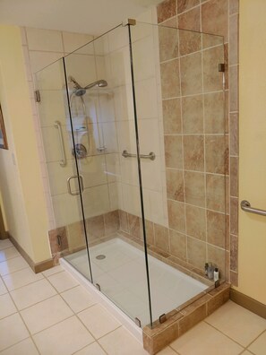 Bathtub, jetted bath, hair dryer, towels
