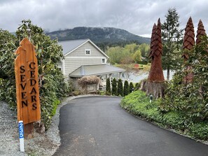 Property grounds - Lakefront Paradise: Private Beach, Water Sports, Stunning Sunsets, Sleeps 8 (Bellingham)