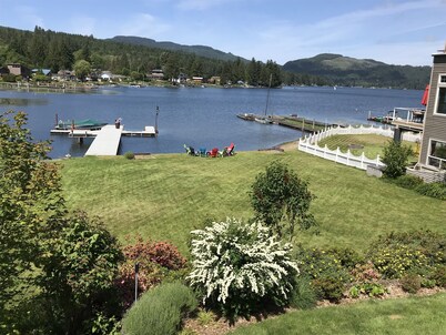 Lakefront Paradise: Private Beach, Water Sports, Stunning Sunsets, Sleeps 8