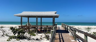 HAPPY HIDEAWAY - GULF FRONT!!