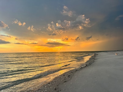 HAPPY HIDEAWAY - Closest Gulf-Front Unit to the Beach – No Resort fees.
Sleeps 6