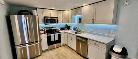 Réfrigérateur, micro-ondes, four, plaque de cuisson