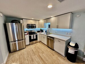 Fridge, microwave, oven, stovetop - 3 Bedroom 2 Bathroom POOL-Walk to beach, 2 night minimum SPECIALS (Sarasota)