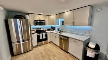 Frigorífico, microondas, horno y placa de cocina