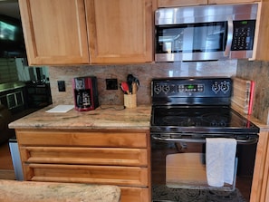 Fridge, microwave, oven, stovetop - Family Game Room with Wet Bar, Pool Table/ Ping Pong Darts and more! (San Diego)