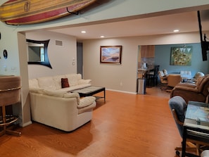 Smart TV, fireplace, DVD player, ping pong - Family Game Room with Wet Bar, Pool Table/ Ping Pong Darts and more! (San Diego)