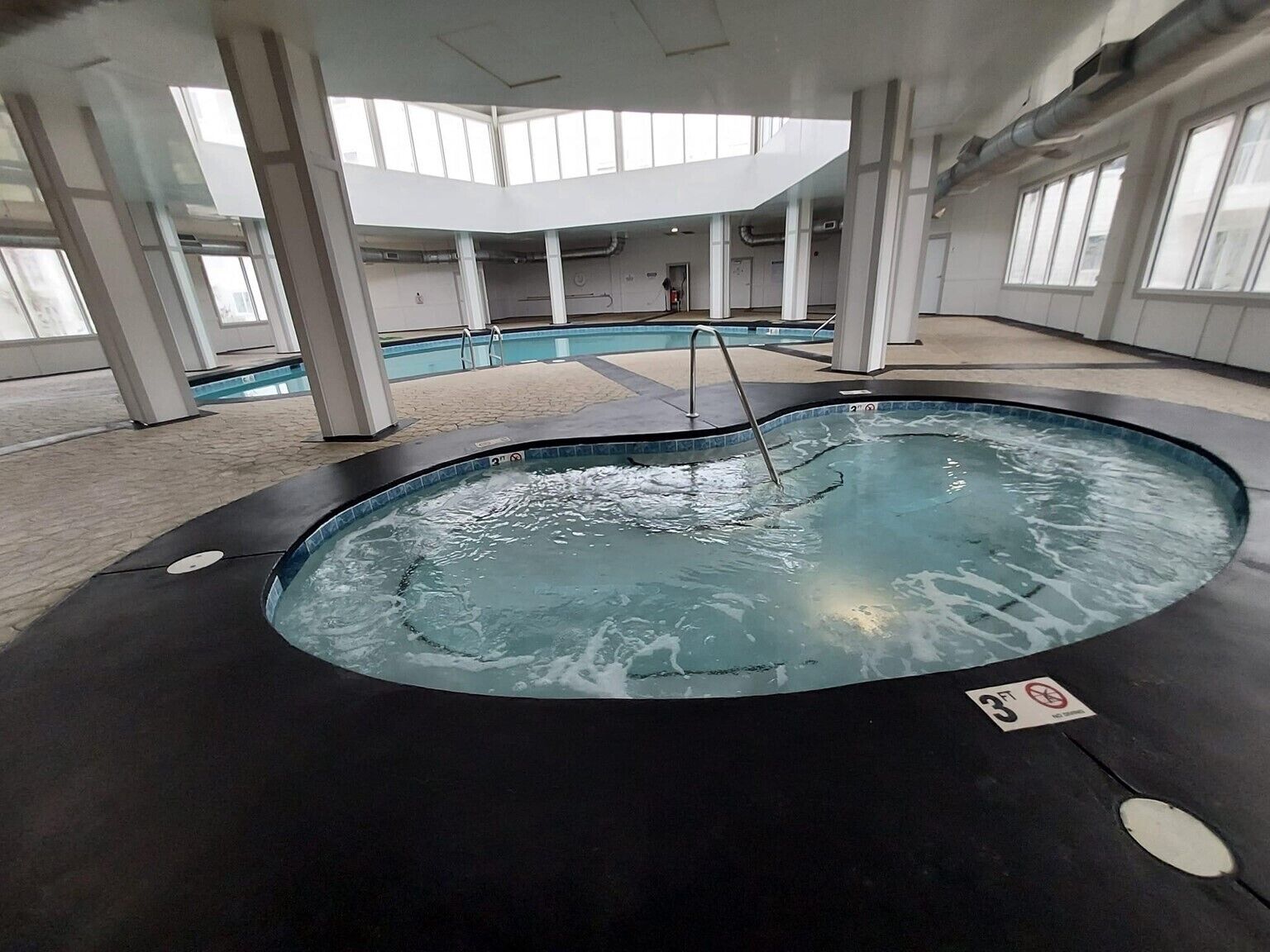 Una piscina cubierta, una piscina al aire libre