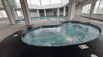 Een binnenzwembad en een buitenzwembad