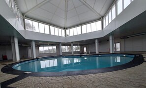 Una piscina cubierta, una piscina al aire libre