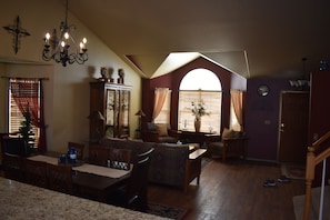Interior - Quiet Family Friendly Home near AFA/Downtown Monument/I25 - Great Monthly Rates! (Monument)