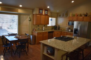 Fridge, microwave, oven, stovetop - Quiet Family Friendly Home near AFA/Downtown Monument/I25 - Great Monthly Rates! (Monument)