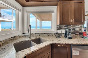 Fridge, microwave, oven, stovetop - ⛱️The Shore House 🐾 Pet-Friendly Gulf-Front Home w/ Huge Deck and Game Den (Navarre)