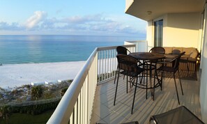 Outdoor dining - Silver Beach Towers 901E Luxurious decor, 4 bedrm with amazing gulf views! (Destin)