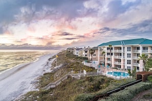 On the beach - Stay on the Beach! Guest Favorite | Excellent Reviews | Chairs/Umbrella Included (Santa Rosa Beach)