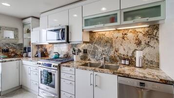 Geladeira, micro-ondas, fogão, cooktop