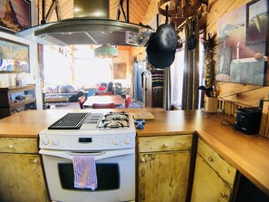 Refrigerador, microondas, horno y parrilla de estufa 