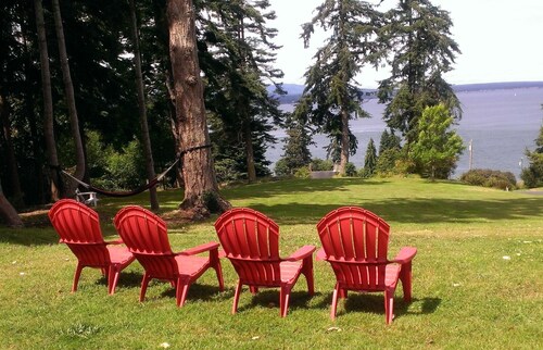 Puget Sound view - dogs welcome 