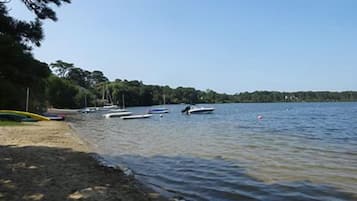 En la playa, sillas reclinables de playa