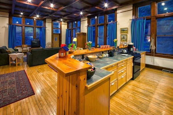 Fridge, microwave, oven, stovetop - Wilson Schoolhouse Inn-----
Ideal For Family Gatherings Or 2-3 Couples (La Crosse)