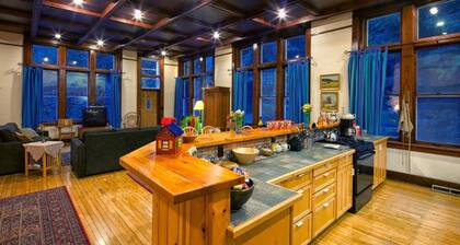 Wilson Schoolhouse Inn-----
Ideal For Family Gatherings Or 2-3 Couples