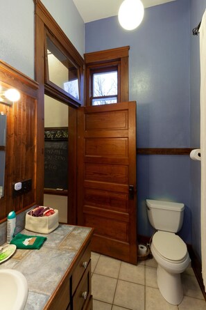 Bañera con ducha, secador de pelo, toallas, jabón