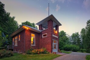 Exterior - Wilson Schoolhouse Inn-----
Ideal For Family Gatherings Or 2-3 Couples (La Crosse)