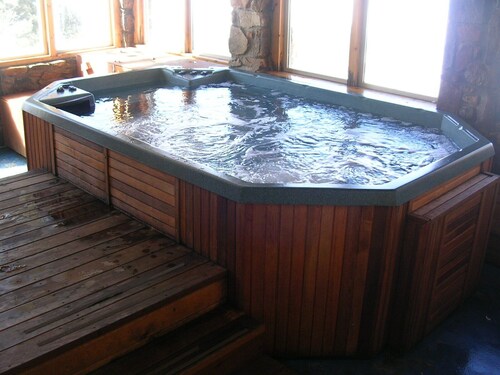 In der Nähe der Stadt - Gondel - Pool - Whirlpool - w / Loft - Deck - Yard - BBQ - Shuttle