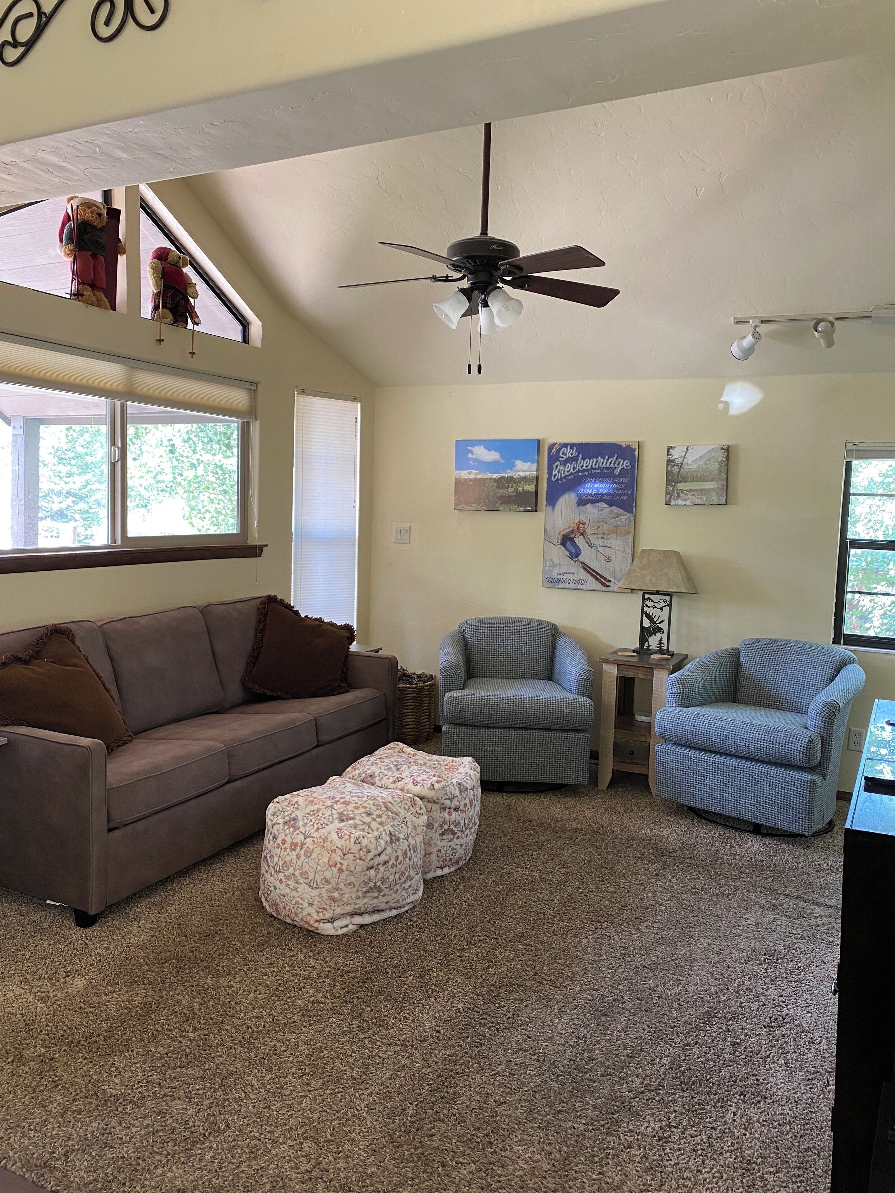 Een smart-tv, een open haard, een dvd-speler en een tafeltennistafel