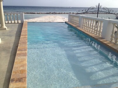 Directly on the Beach - Beachfront - Facing beach swimming pool - 5 bdrm