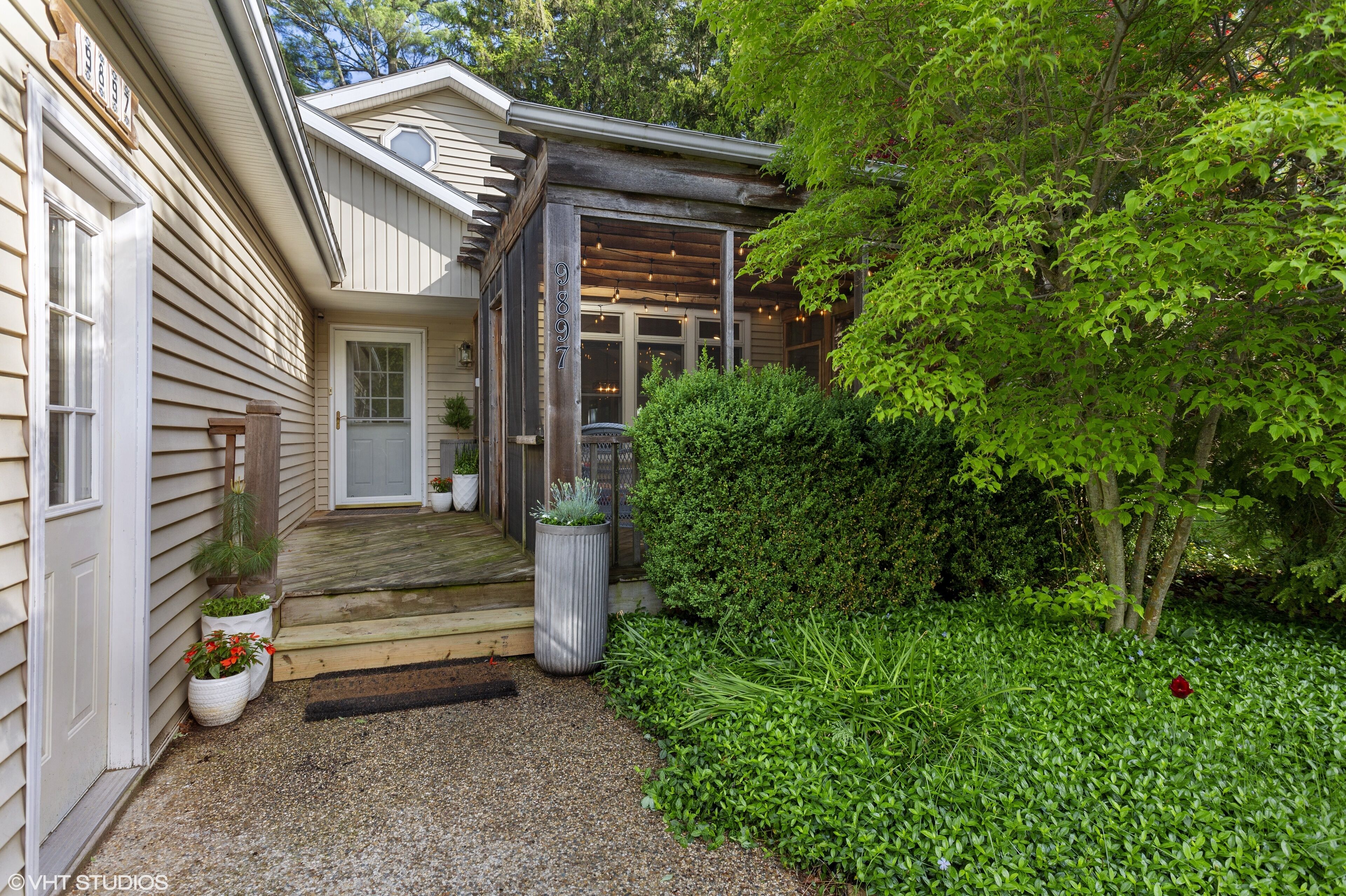 Cedar Hollow Cottage: 4 Bed/2 Bath with HOT TUB and steps to beach!