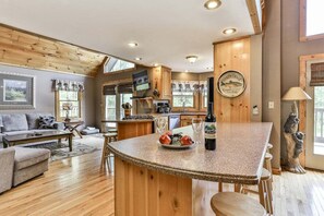 Interior - Yogi's Hideaway- Bear Creek & Pinhoti Trails, Pickleball (Ellijay)