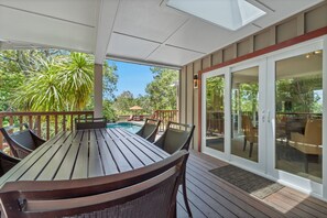 屋外ダイニングエリア