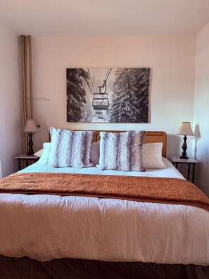 4 bedrooms, iron/ironing board, WiFi, bed sheets