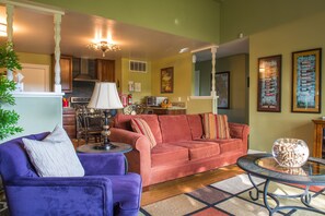 Smart TV, fireplace, DVD player, stereo - Vineyard Views in the Heart of the Napa Valley (Napa)