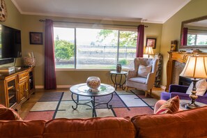 Smart TV, fireplace, DVD player, stereo - Vineyard Views in the Heart of the Napa Valley (Napa)