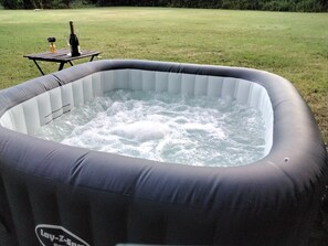 Outdoor spa tub - The country house in the middle of a small green valey (Empoli)