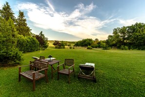 Outdoor dining - The country house in the middle of a small green valey (Empoli)