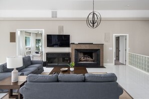 Smart TV, fireplace, table tennis, offices - Robert Trent Jones , Wilson Dam view & Water retreat (Muscle Shoals)