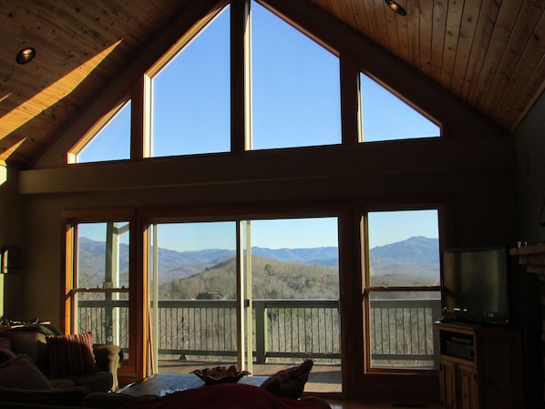 TV, peis, DVD-spiller og bøker