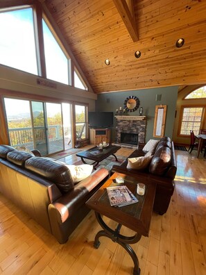 TV, peis, DVD-spiller og bøker