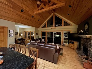 TV, peis, DVD-spiller og bøker