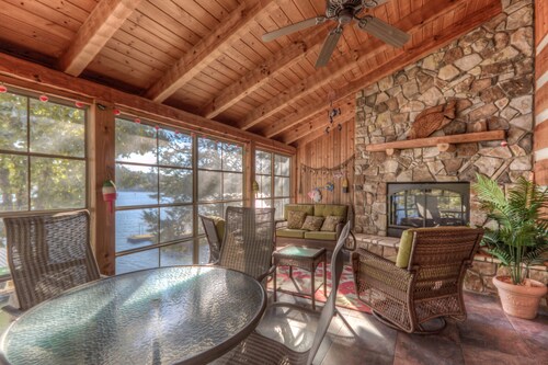 Family Fun Lakefront Vacation Log Home # 8/11, 6bd, 4 kylpy, vuodepaikkoja 20, 6500 sf